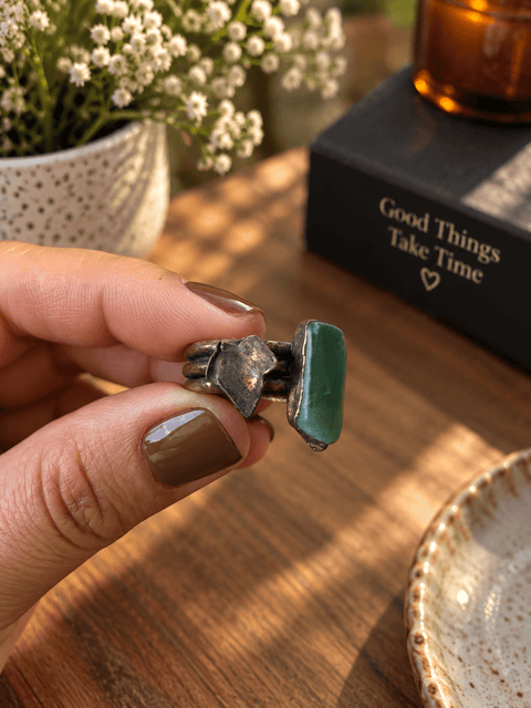Bague en tourmaline verte – L’Esprit des sous-bois steampunk médiéval fait main | Atelier AnJo