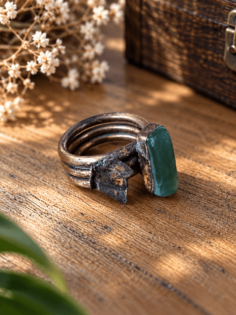 Bague en tourmaline verte – L’Esprit des sous-bois steampunk médiéval fait main | Atelier AnJo