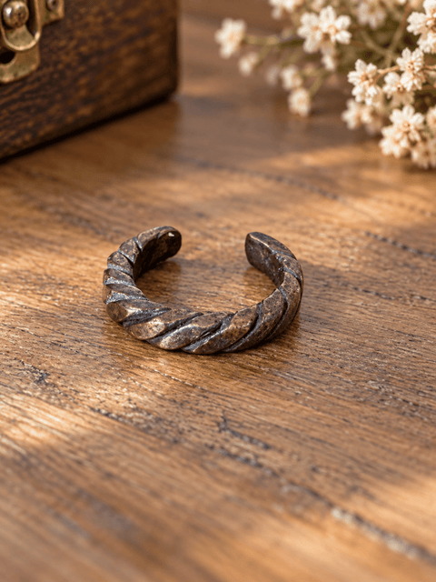 Bague torsadée en cuivre forgé – Taille 52 steampunk médiéval fait main | Atelier AnJo
