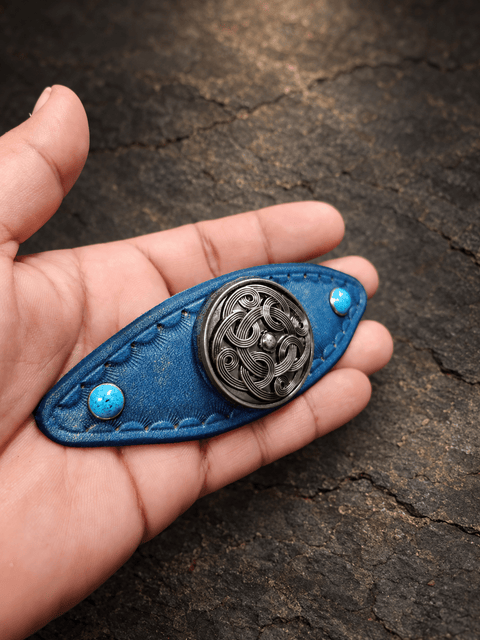 Barrette à cheveux en cuir bleu – Médaillon celtique steampunk médiéval fait main | Atelier AnJo