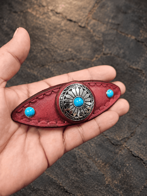 Barrette à cheveux en cuir bordeaux – Médaillon soleil et bleu turquoise steampunk médiéval fait main | Atelier AnJo