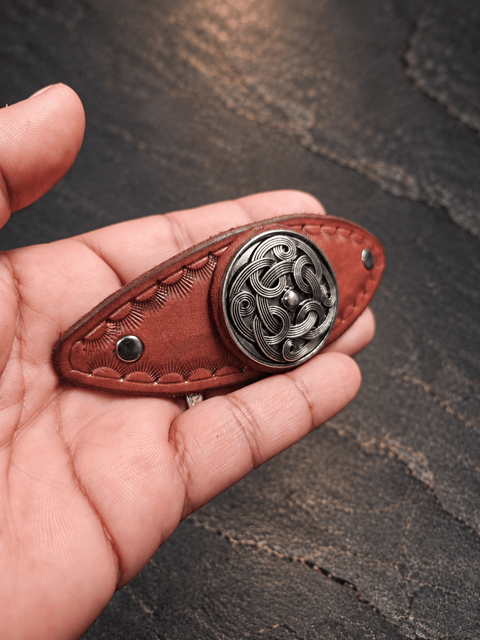 Barrette à cheveux en cuir brun – Médaillon celtique steampunk médiéval fait main | Atelier AnJo