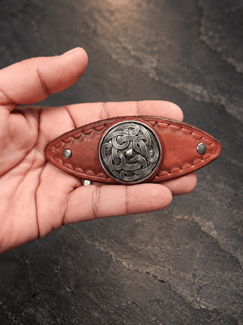 Barrette à cheveux en cuir brun – Médaillon celtique steampunk médiéval fait main | Atelier AnJo