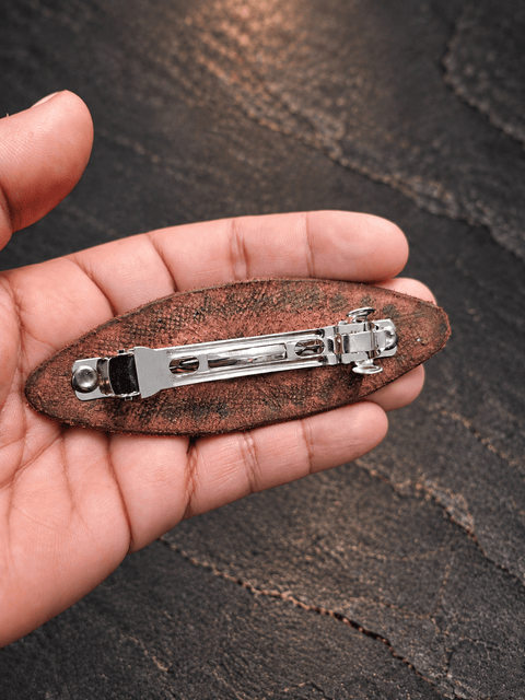 Barrette à cheveux en cuir brun – Médaillon celtique steampunk médiéval fait main | Atelier AnJo