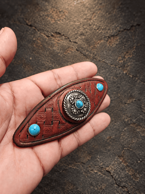 Barrette à cheveux en cuir brun-roux – Médaillon floral et bleu turquoise steampunk médiéval fait main | Atelier AnJo