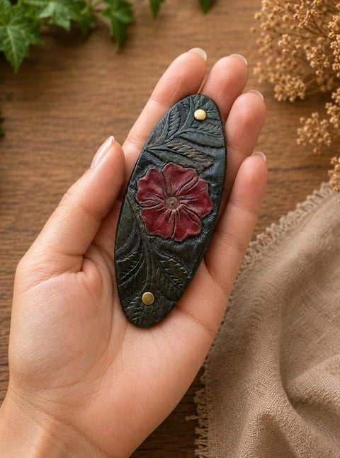 Barrette à Cheveux en Cuir – Fleur Rouge & Feuillage – Création Artisanale steampunk médiéval fait main | Atelier AnJo