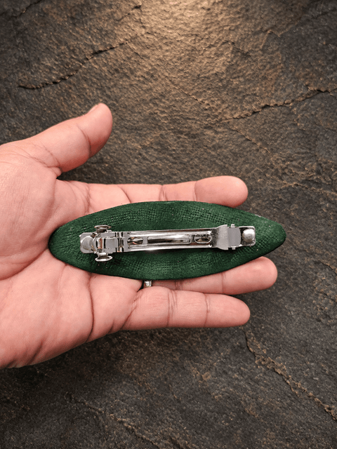 Barrette à cheveux en cuir vert – Médaillon celtique et cabochons bleu turquoise steampunk médiéval fait main | Atelier AnJo