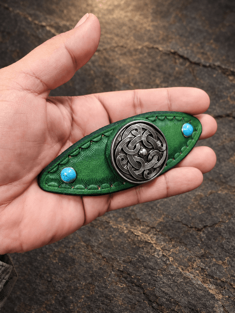Barrette à cheveux en cuir vert – Médaillon celtique et cabochons bleu turquoise steampunk médiéval fait main | Atelier AnJo