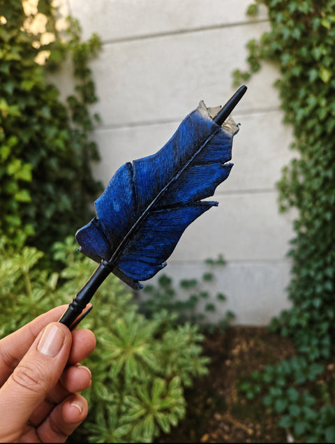 Barrette à Cheveux Plume Bleue en Cuir avec Pic en Bois steampunk médiéval fait main | Atelier AnJo