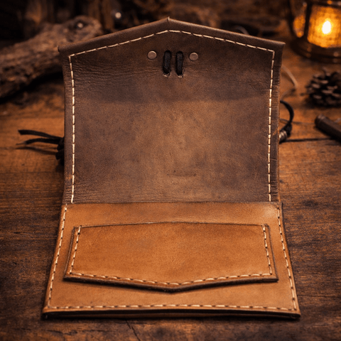 Blague à tabac artisanale en cuir végétal et peau de chèvre – fermoir bois de chevreuil – pièce unique steampunk médiéval fait main | Atelier AnJo