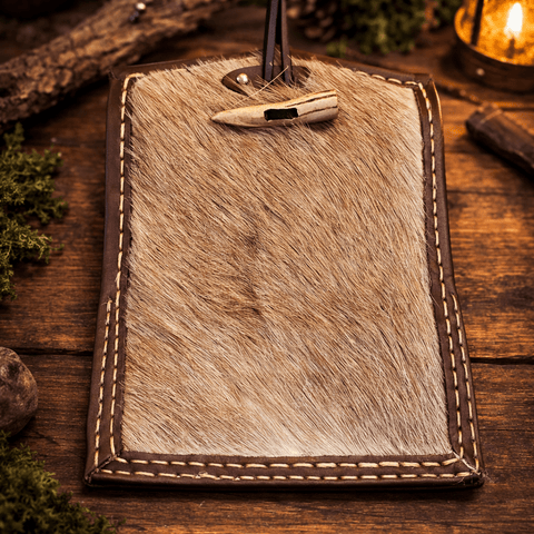 Blague à tabac artisanale en cuir végétal et peau de chèvre – fermoir bois de chevreuil – pièce unique steampunk médiéval fait main | Atelier AnJo