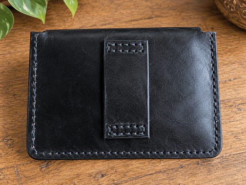 Blague à tabac en cuir noir – Décor floral cuivré steampunk médiéval fait main | Atelier AnJo