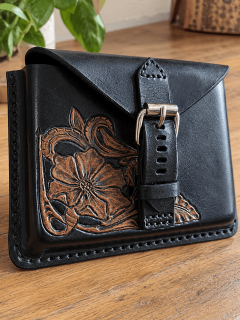 Blague à tabac en cuir noir – Décor floral cuivré steampunk médiéval fait main | Atelier AnJo