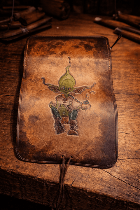 Blague à tabac en cuir repoussé – cuir tannage végétal – pièce unique steampunk médiéval fait main | Atelier AnJo