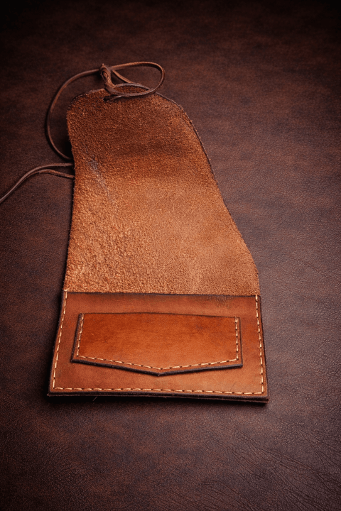 Blague à tabac en cuir tannage végétal – fait main – pièce unique steampunk médiéval fait main | Atelier AnJo