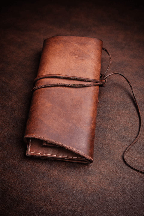 Blague à tabac en cuir tannage végétal – fait main – pièce unique steampunk médiéval fait main | Atelier AnJo