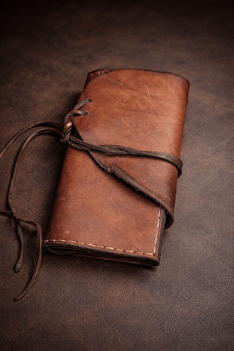 Blague à tabac en cuir tannage végétal – fait main – pièce unique steampunk médiéval fait main | Atelier AnJo