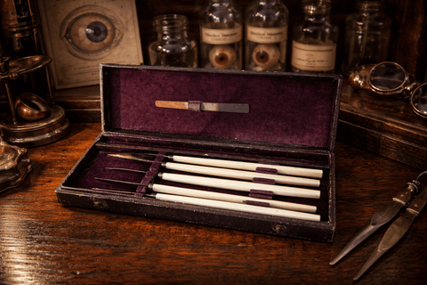 Boîte d’ophtalmologie ancienne – Ensemble de scalpels fin XVIIIe / début XIXe steampunk médiéval fait main | Atelier AnJo