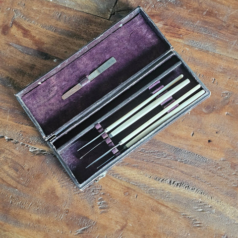 Boîte d’ophtalmologie ancienne – Ensemble de scalpels fin XVIIIe / début XIXe steampunk médiéval fait main | Atelier AnJo