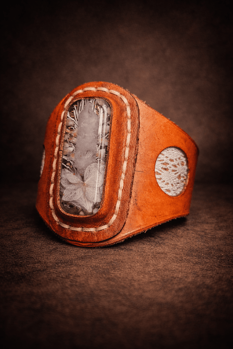 Bracelet cuir & cabochon résine – Cristaux de roche & botanique steampunk médiéval fait main | Atelier AnJo