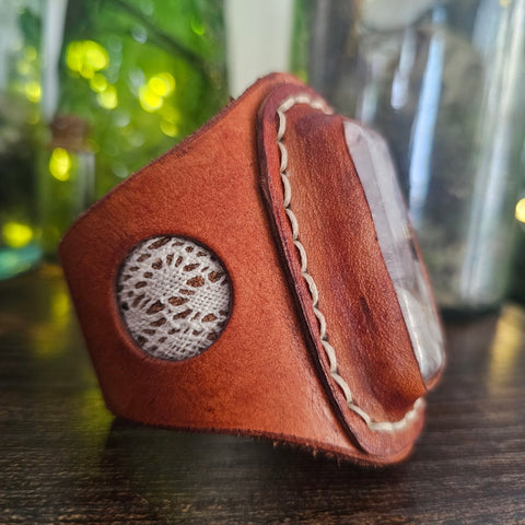 Bracelet cuir & cabochon résine – Cristaux de roche & botanique steampunk médiéval fait main | Atelier AnJo