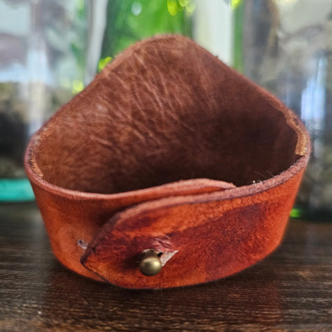 Bracelet cuir & cabochon résine – Cristaux de roche & botanique steampunk médiéval fait main | Atelier AnJo