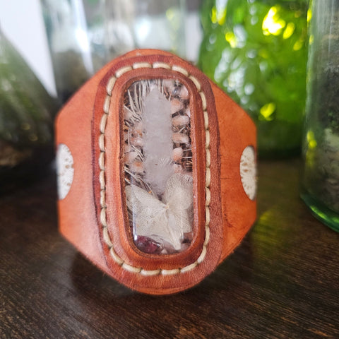 Bracelet cuir & cabochon résine – Cristaux de roche & botanique steampunk médiéval fait main | Atelier AnJo