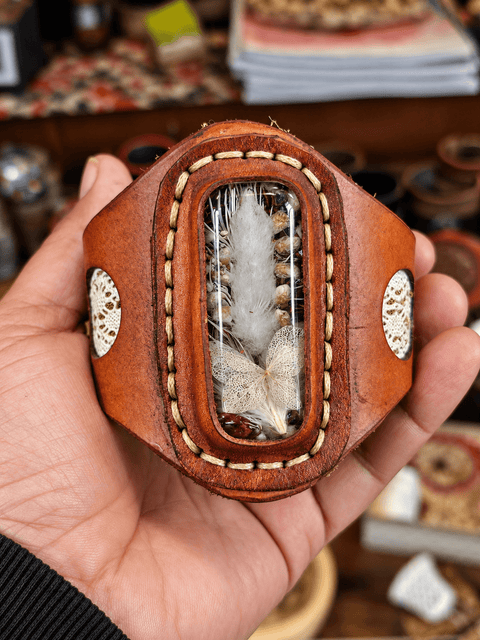 Bracelet cuir & cabochon résine – Cristaux de roche & botanique steampunk médiéval fait main | Atelier AnJo