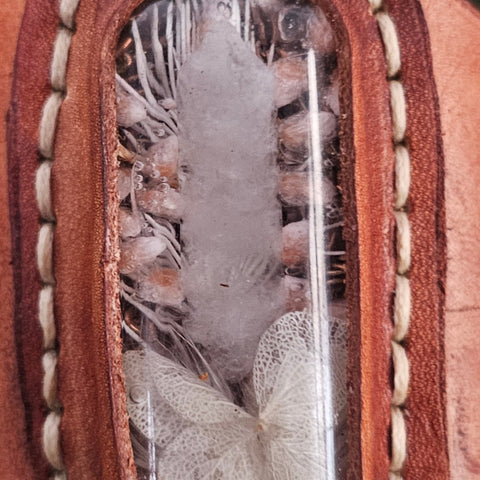 Bracelet cuir & cabochon résine – Cristaux de roche & botanique steampunk médiéval fait main | Atelier AnJo