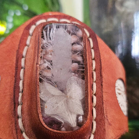 Bracelet cuir & cabochon résine – Cristaux de roche & botanique steampunk médiéval fait main | Atelier AnJo