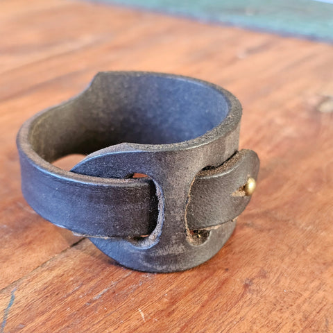 Bracelet cuir vieilli noir steampunk médiéval fait main | Atelier AnJo