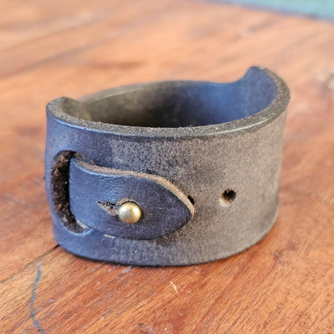 Bracelet cuir vieilli noir steampunk médiéval fait main | Atelier AnJo