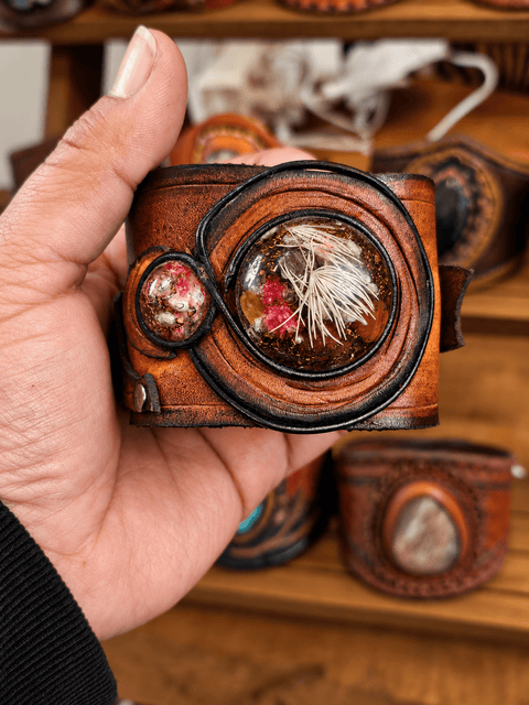 Bracelet en cuir avec cabochons en résine et fleurs séchées – pièce artisanale steampunk médiéval fait main | Atelier AnJo