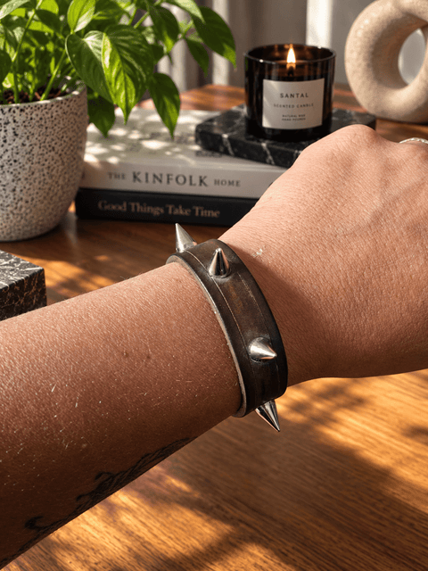 Bracelet en cuir brun à pointes – L’Insoumis steampunk médiéval fait main | Atelier AnJo