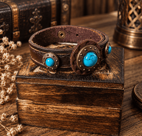 Bracelet en cuir brun – Trois cabochons bleu turquoise steampunk médiéval fait main | Atelier AnJo