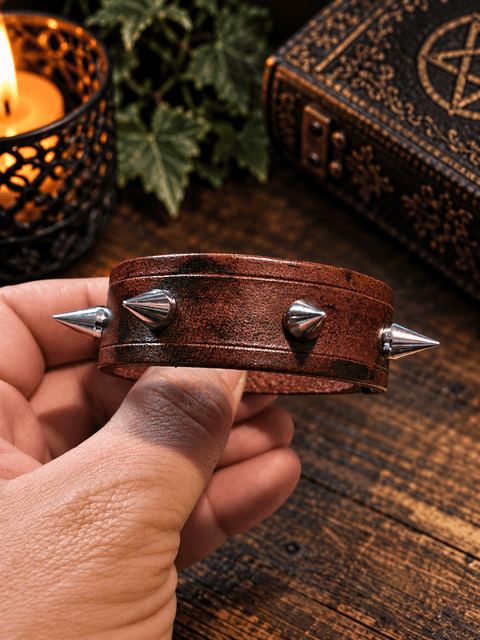 Bracelet en cuir clouté à pointes – Esprit rebelle steampunk médiéval fait main | Atelier AnJo
