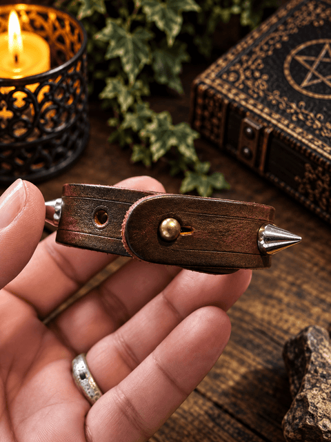 Bracelet en cuir clouté à pointes – Esprit rebelle steampunk médiéval fait main | Atelier AnJo