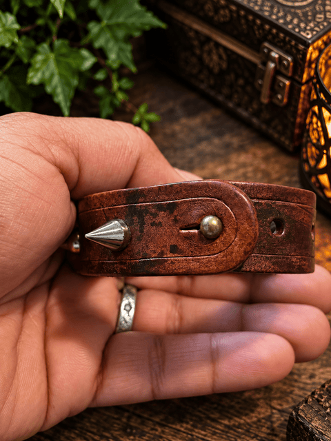 Bracelet en cuir clouté à pointes – Esprit rebelle steampunk médiéval fait main | Atelier AnJo