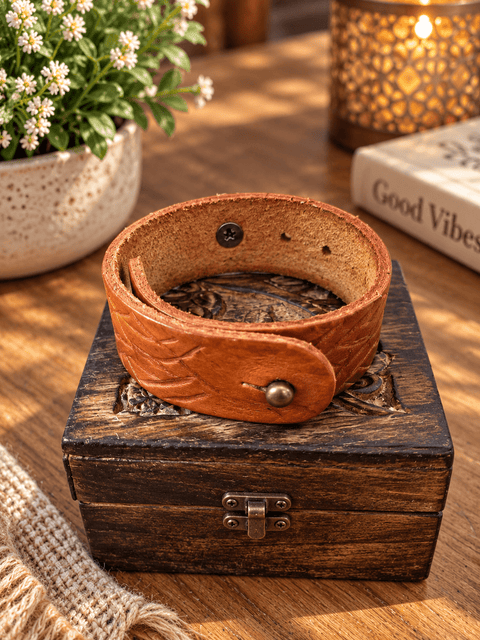 Bracelet en cuir cognac repoussé à la main – Cabochon rouge steampunk médiéval fait main | Atelier AnJo