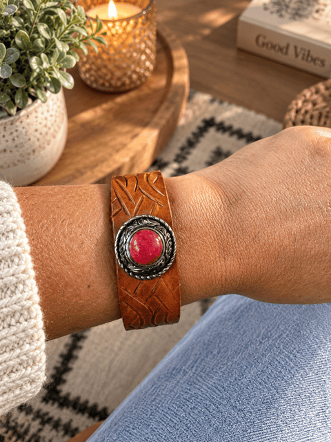 Bracelet en cuir cognac repoussé à la main – Cabochon rouge steampunk médiéval fait main | Atelier AnJo