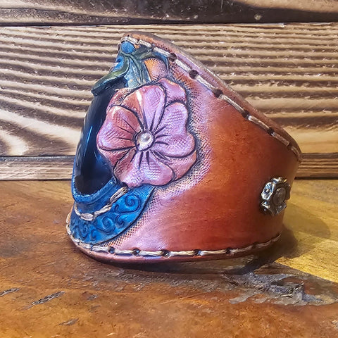 Bracelet en cuir fleur de capucine & onyx – Bijou bohème ésotérique et lithothérapie steampunk médiéval fait main