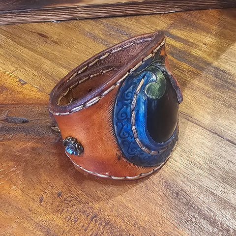 Bracelet en cuir fleur de capucine & onyx – Bijou bohème ésotérique et lithothérapie steampunk médiéval fait main