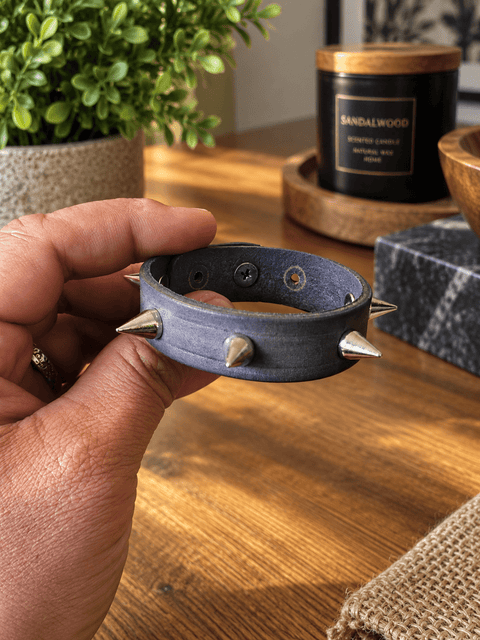 Bracelet en cuir gris violacé à pointes – Épines de nuit steampunk médiéval fait main | Atelier AnJo