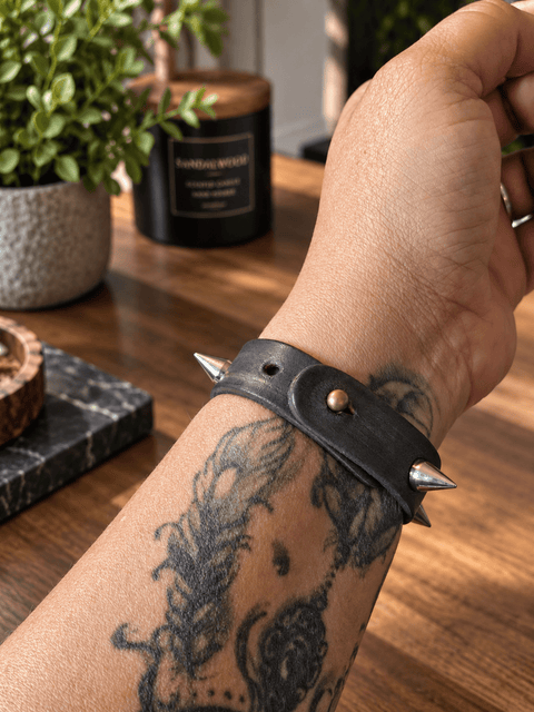 Bracelet en cuir gris violacé à pointes – Épines de nuit steampunk médiéval fait main | Atelier AnJo