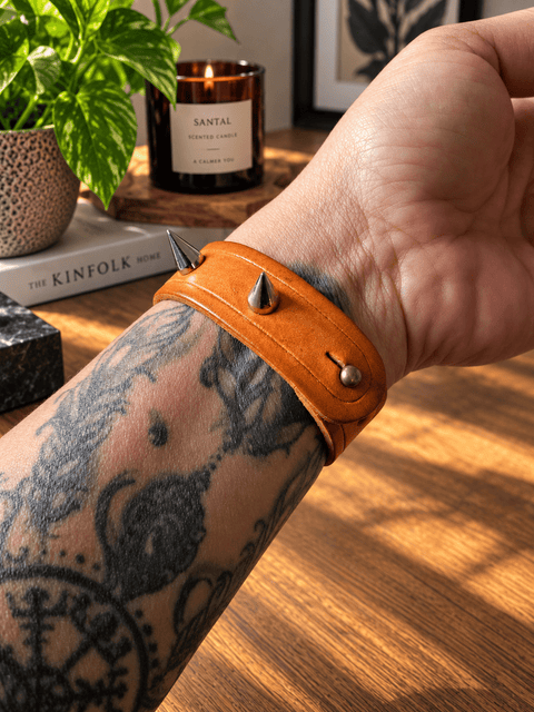 Bracelet en cuir orange à pointes – Éclat de braise steampunk médiéval fait main | Atelier AnJo