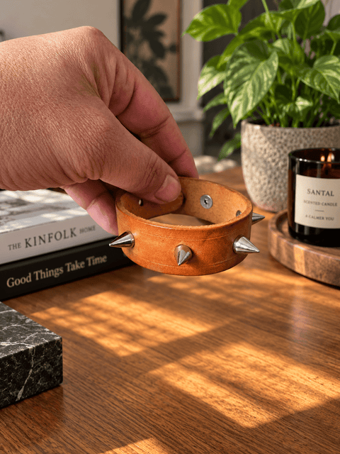 Bracelet en cuir orange à pointes – Éclat de braise steampunk médiéval fait main | Atelier AnJo