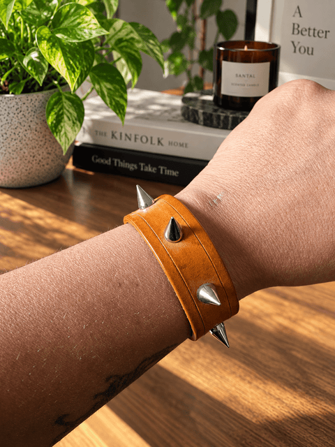 Bracelet en cuir orange à pointes – Éclat de braise steampunk médiéval fait main | Atelier AnJo
