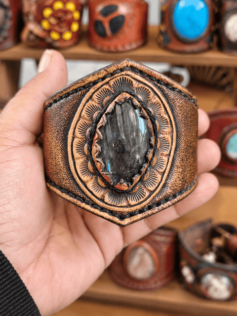 Bracelet en cuir repoussé à la main avec labradorite steampunk médiéval fait main | Atelier AnJo