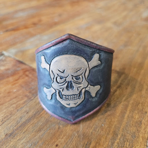 Bracelet en cuir repoussé – Crâne & os croisés | Style gothique &  steampunk médiéval fait main | Atelier AnJo