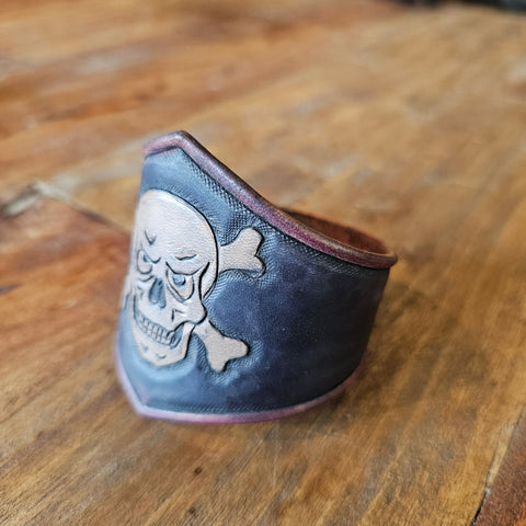 Bracelet en cuir repoussé – Crâne & os croisés | Style gothique & steampunk médiéval fait main | Atelier AnJo